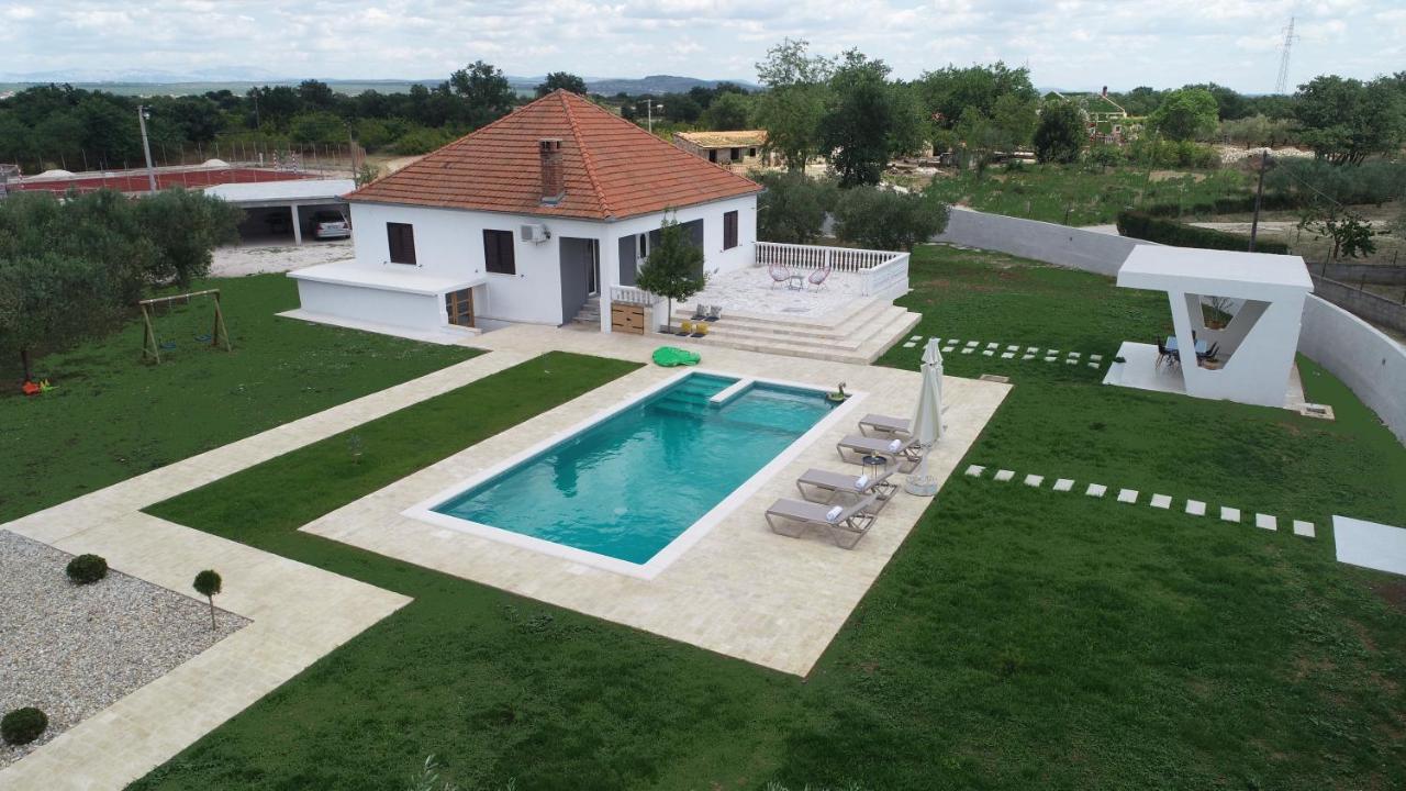 S&I Peaceful Holiday Home With Pool & Jacuzzi Galovac  ภายนอก รูปภาพ