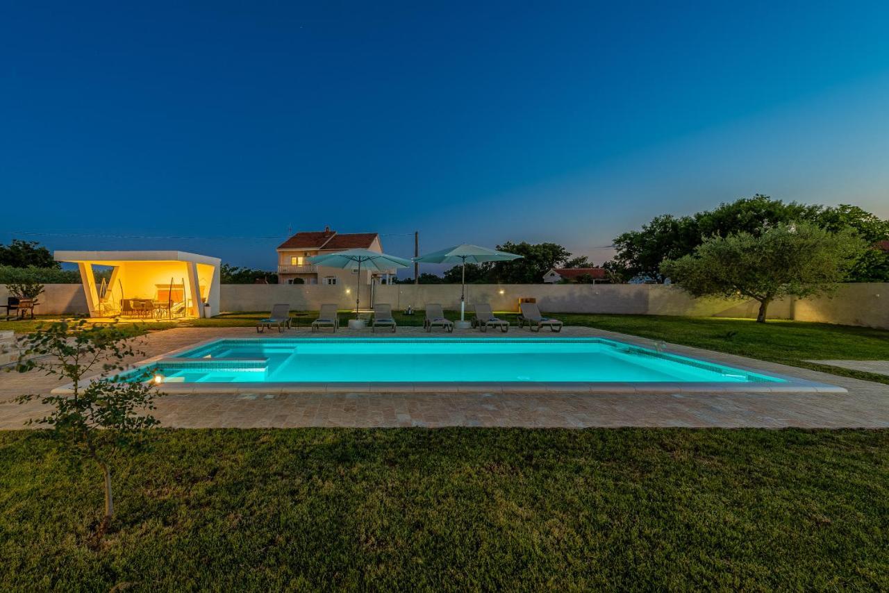 S&I Peaceful Holiday Home With Pool & Jacuzzi Galovac  ภายนอก รูปภาพ