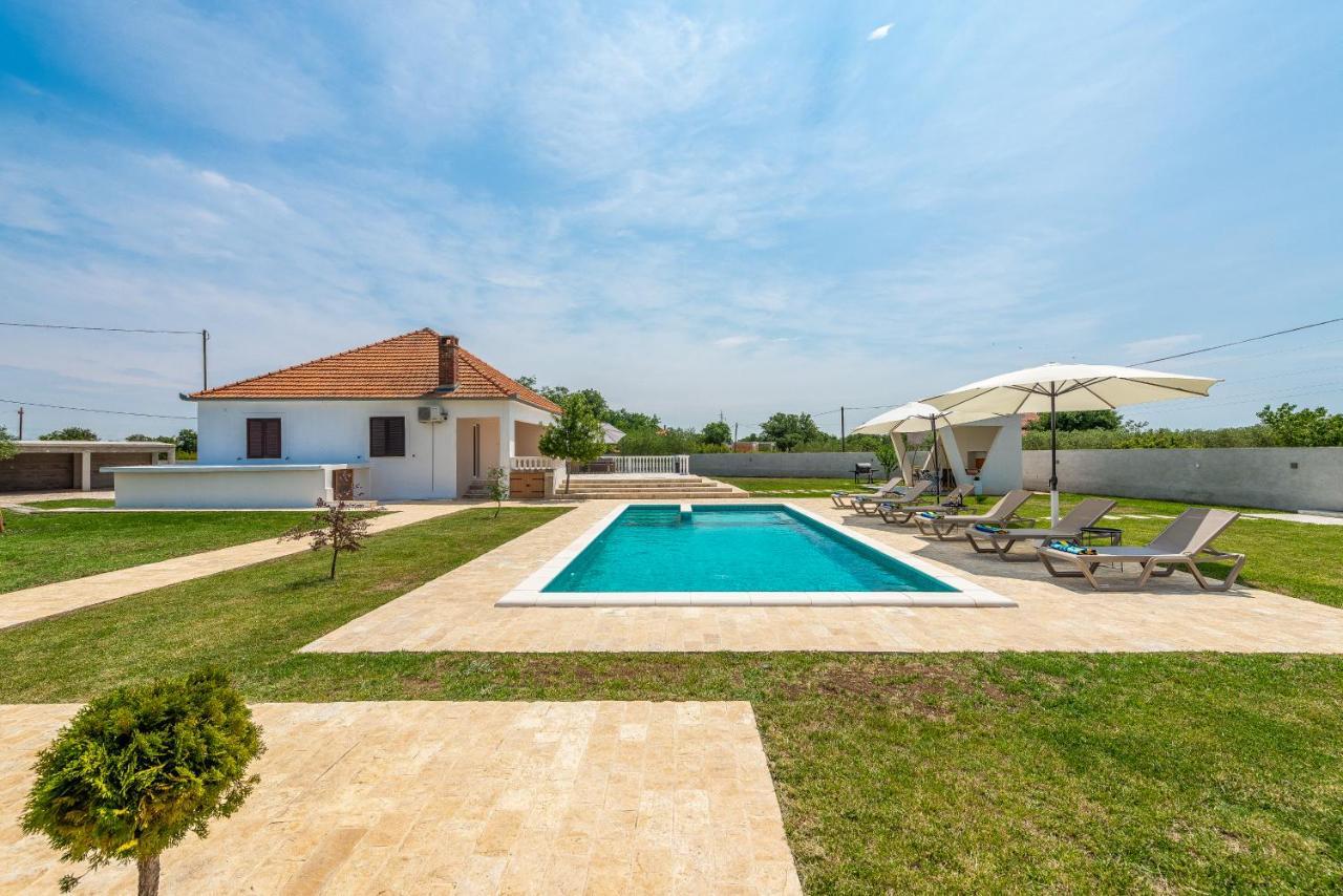 S&I Peaceful Holiday Home With Pool & Jacuzzi Galovac  ภายนอก รูปภาพ