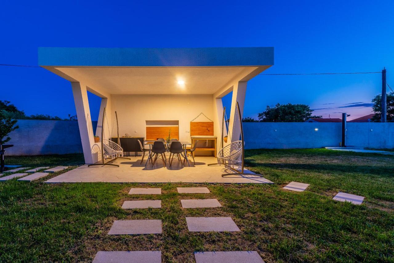 S&I Peaceful Holiday Home With Pool & Jacuzzi Galovac  ภายนอก รูปภาพ