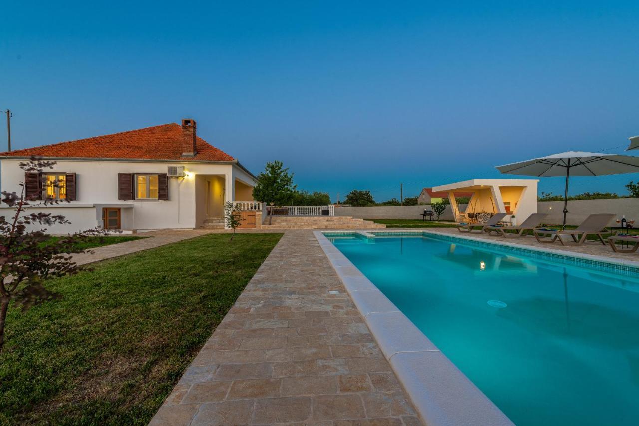 S&I Peaceful Holiday Home With Pool & Jacuzzi Galovac  ภายนอก รูปภาพ