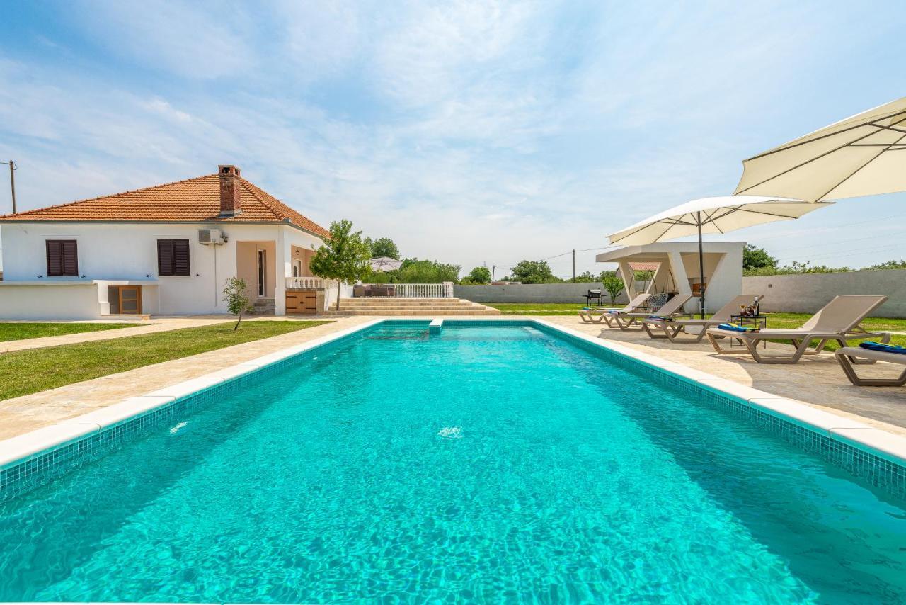 S&I Peaceful Holiday Home With Pool & Jacuzzi Galovac  ภายนอก รูปภาพ