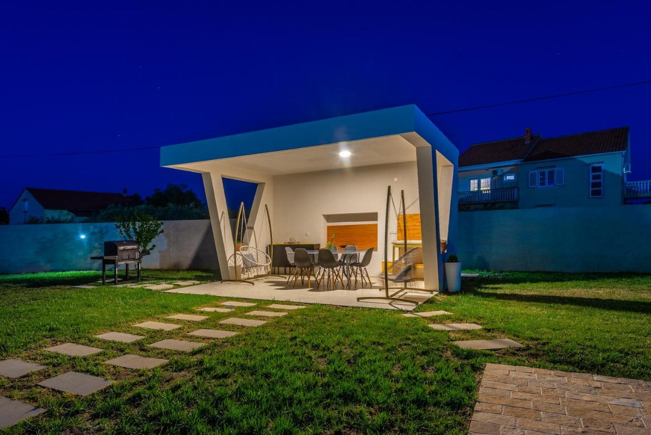 S&I Peaceful Holiday Home With Pool & Jacuzzi Galovac  ภายนอก รูปภาพ