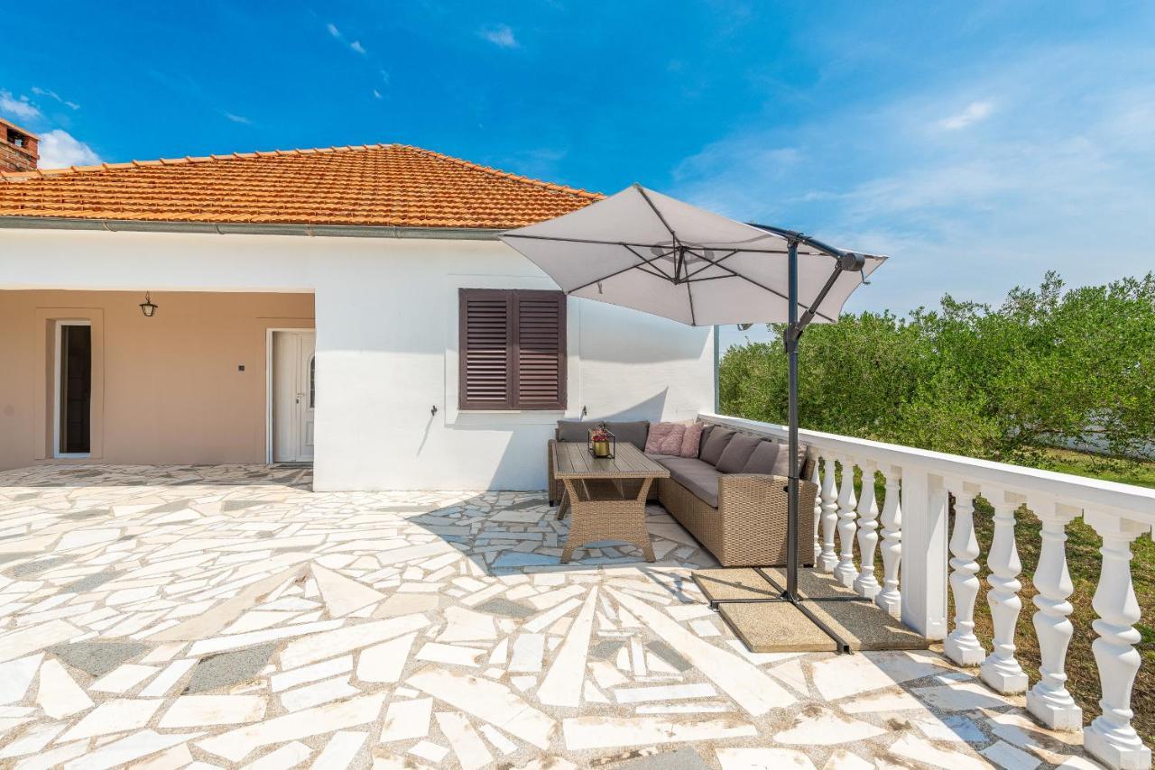 S&I Peaceful Holiday Home With Pool & Jacuzzi Galovac  ภายนอก รูปภาพ