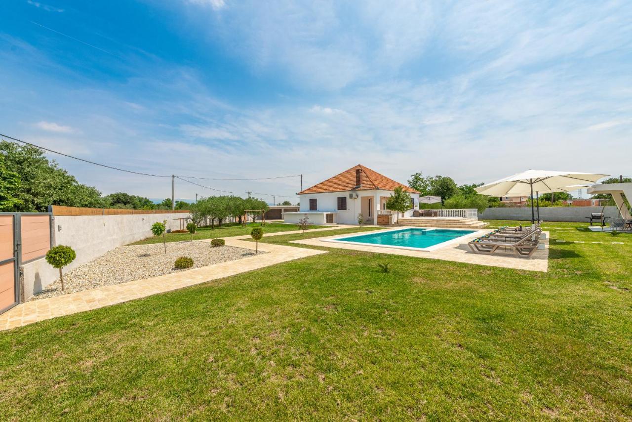 S&I Peaceful Holiday Home With Pool & Jacuzzi Galovac  ภายนอก รูปภาพ