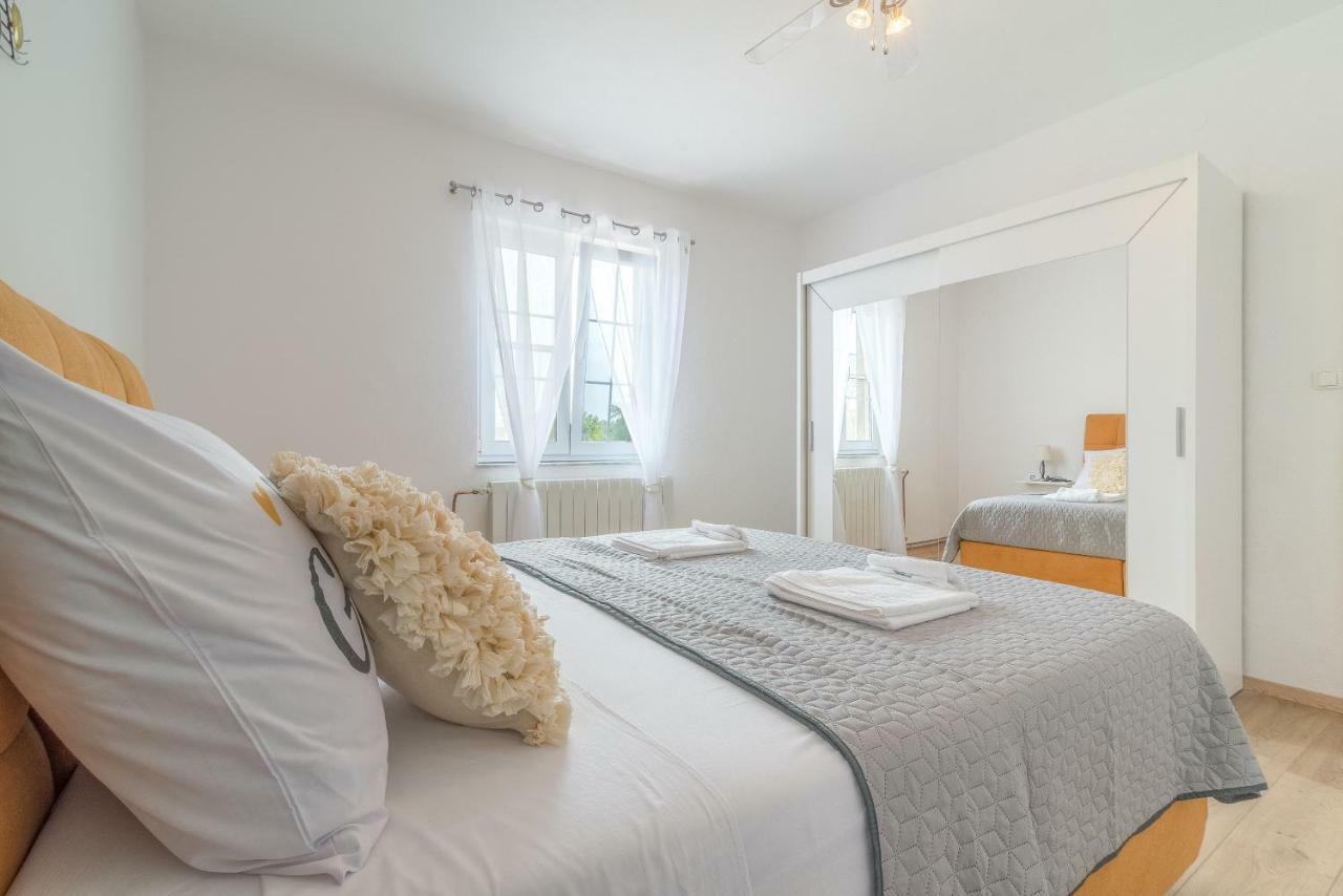 S&I Peaceful Holiday Home With Pool & Jacuzzi Galovac  ภายนอก รูปภาพ