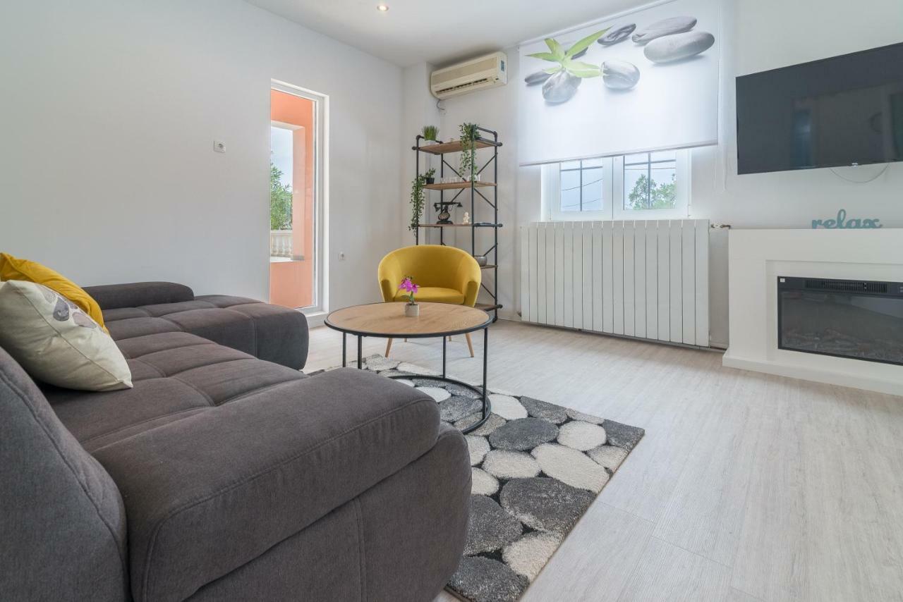 S&I Peaceful Holiday Home With Pool & Jacuzzi Galovac  ภายนอก รูปภาพ